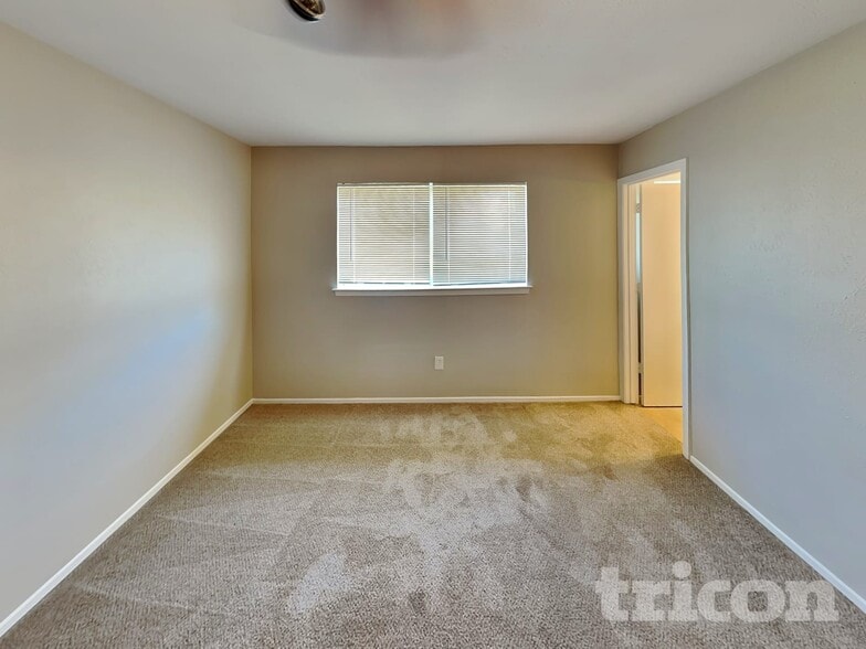 Building Photo - 1555 Willowbrook St