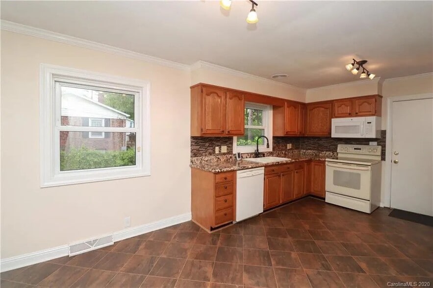 Building Photo - 121 Marshdale Ave SW