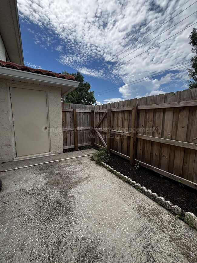 Building Photo - 1627 Long Ridge Ct