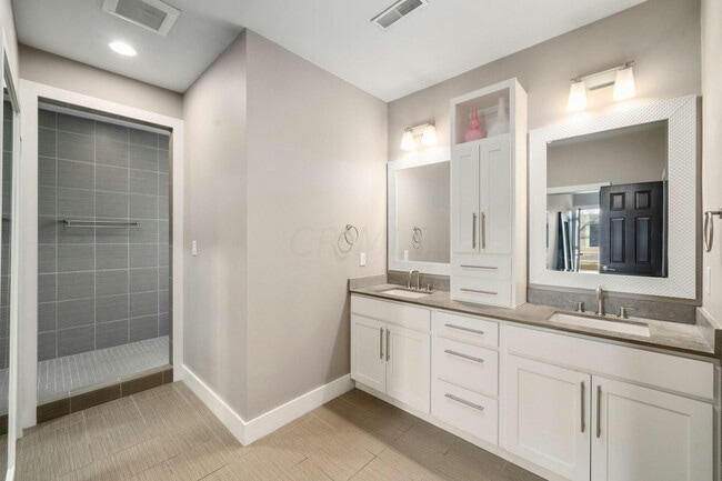 Building Photo - 484 E Kossuth St