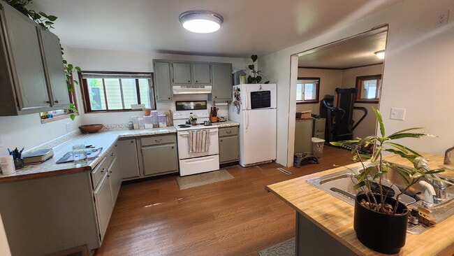 Building Photo - 4+ Bedroom Home Near Local Schools and Parks - Available May 1st!