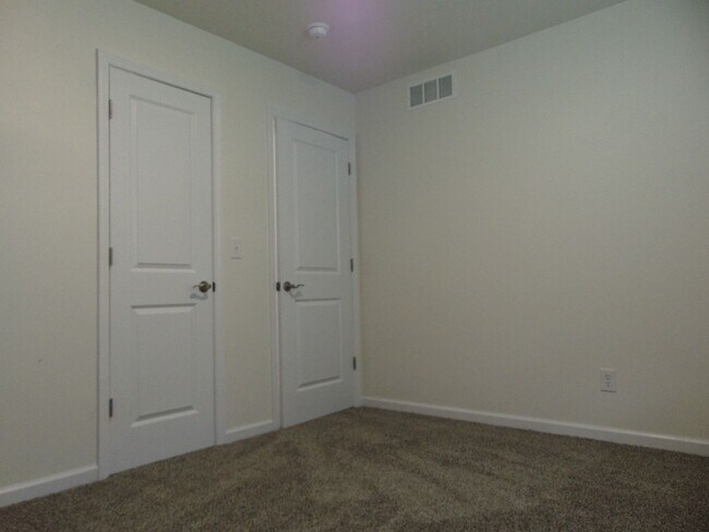 Building Photo - Newly Remodeled 4 Bed 2 Bath Duplex!