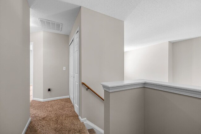 Building Photo - Very quiet and private location in heart of RTP