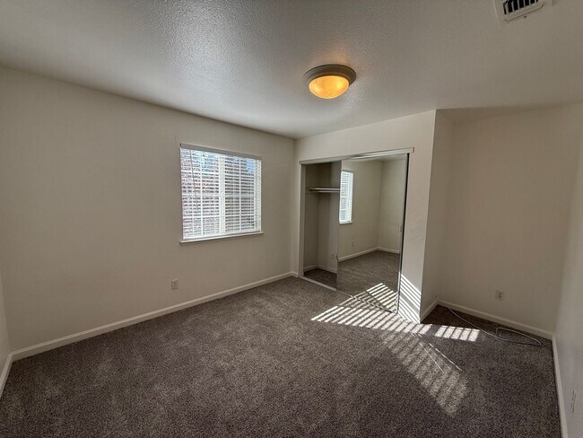 Building Photo - 4 bed 2.5 bath 2 story home available now!