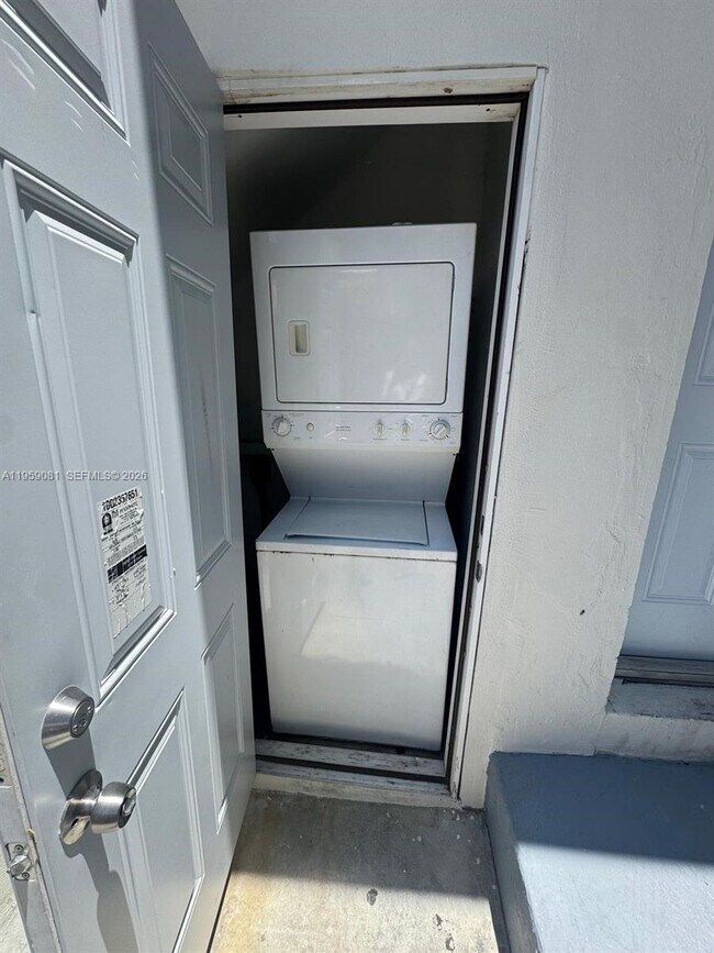 Building Photo - 2210 NW N River Dr