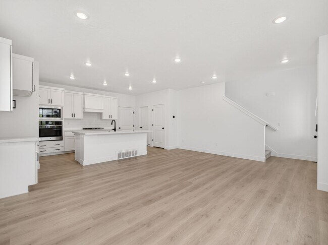 Building Photo - 3 Bed / 3.5 Bath Townhome in Mapleton – Modern, Spacious & Well-Located