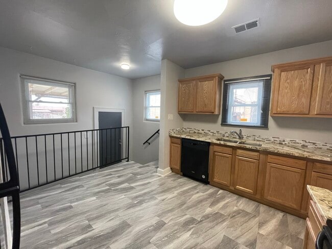 Building Photo - 405 Vassar Dr SE