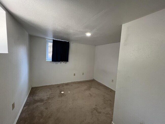 Building Photo - 1110 E 200 S