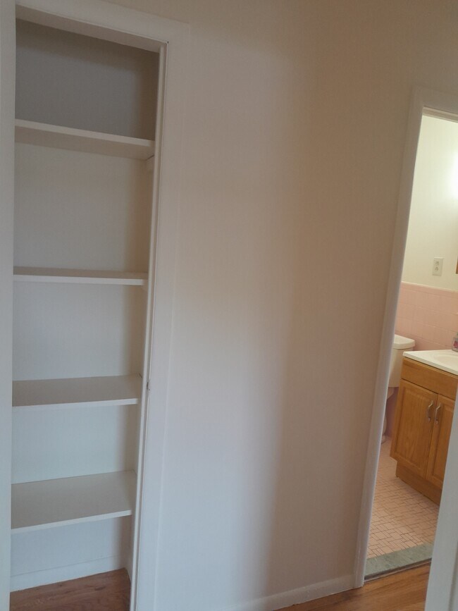 Linning Closet - 8001 Langdale St