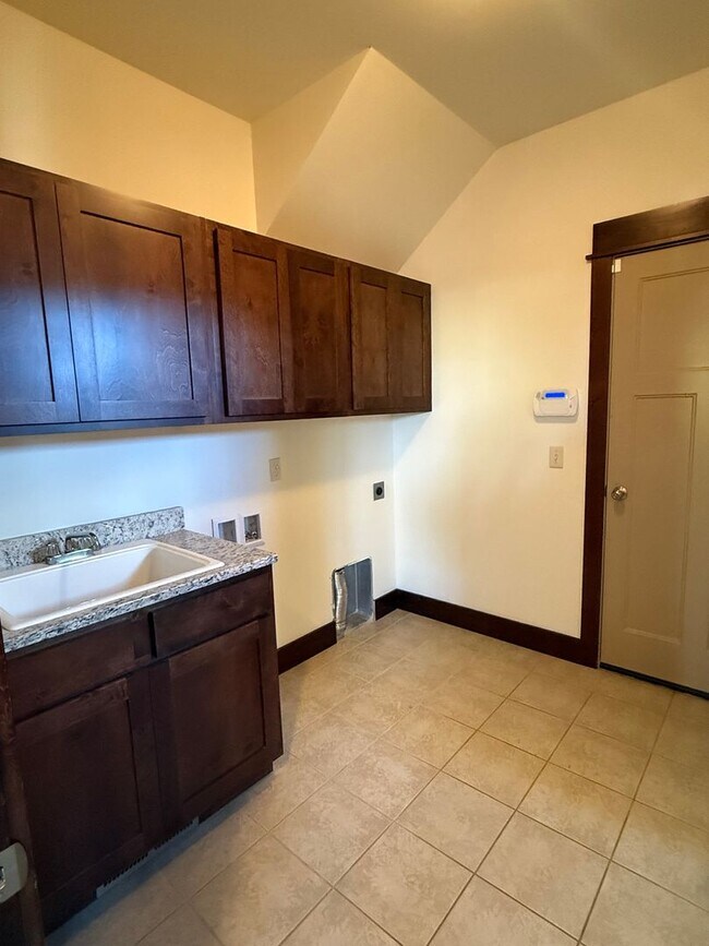 Building Photo - 5 bedroom 2.5 Bath home in Bozeman with at...