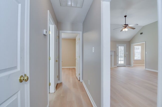 Building Photo - 1215 Pinnacle Dr