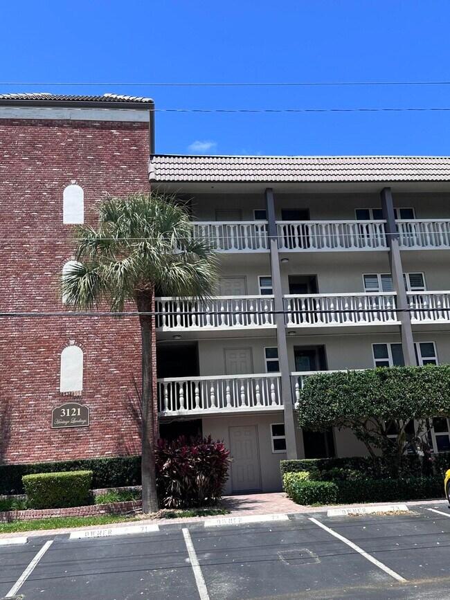 Building Photo - 3121 NE 51st St