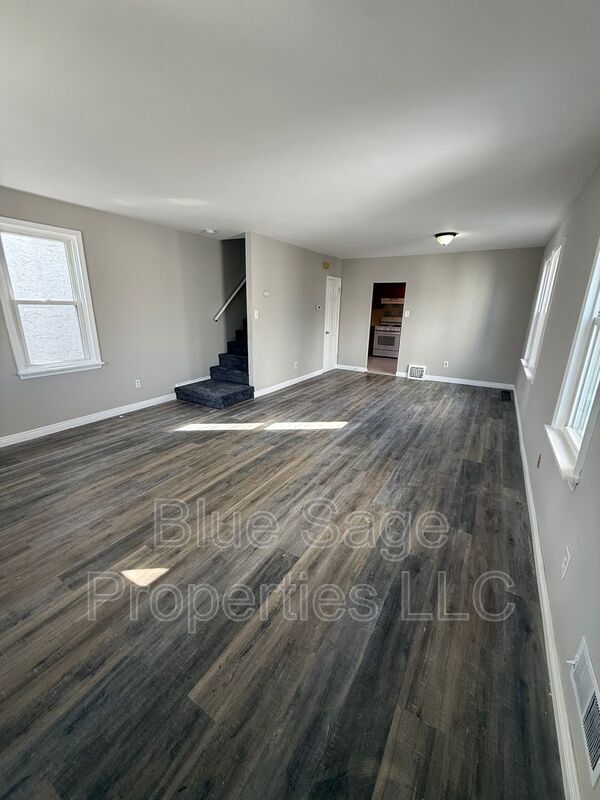 Primary Photo - 105 W Broadway Ave