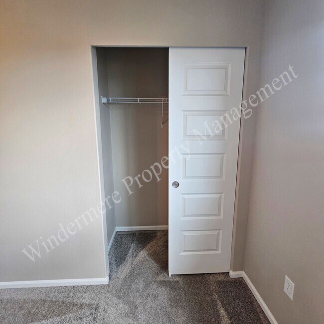 Building Photo - Spacious 4 Bedroom Home with Gas Fireplace, Office Space & 2-Car Garage!