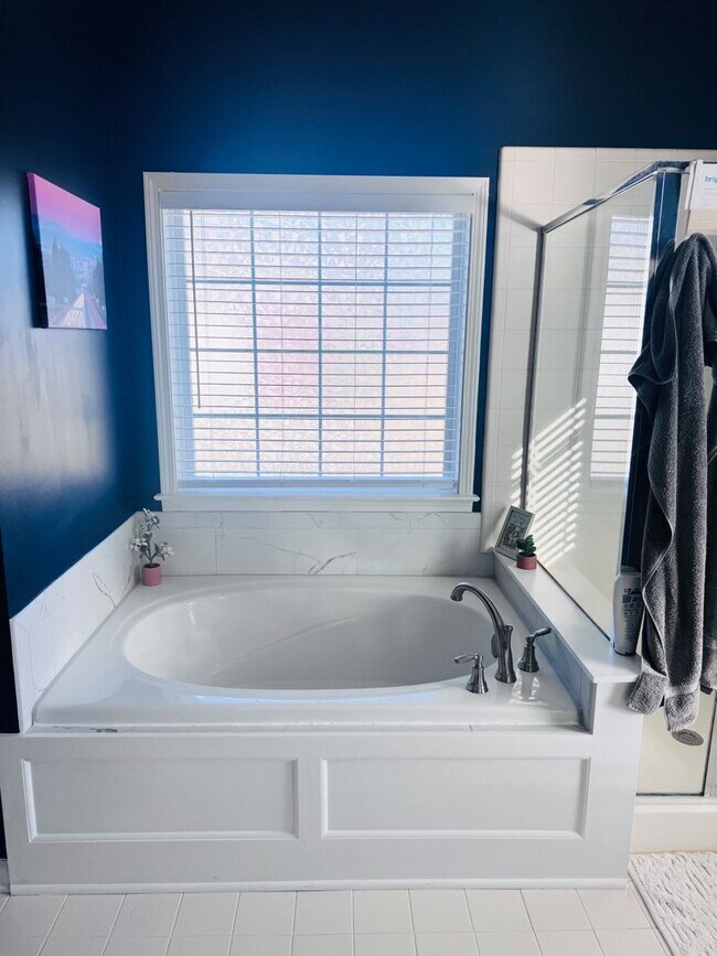 Building Photo - 4 Bedroom 2 Bath in Deer Creek