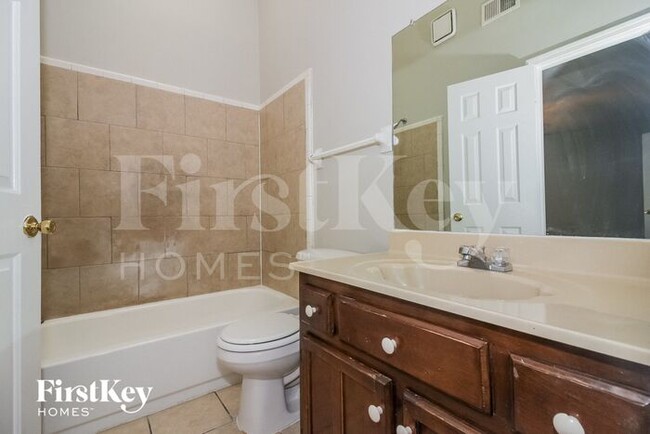 Building Photo - 5864 Ridgehill Dr