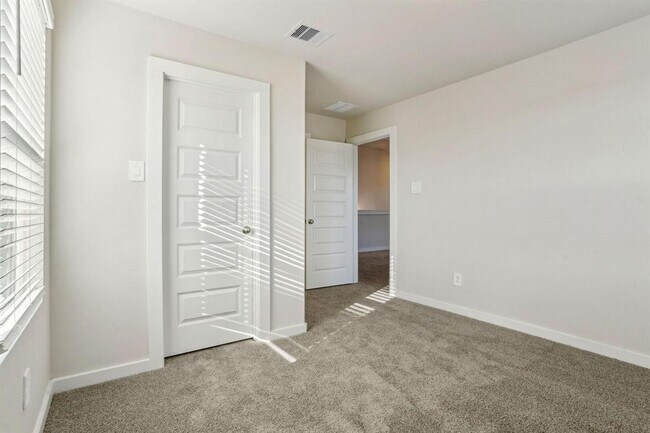 Building Photo - 14230 Rolling Pastures Dr