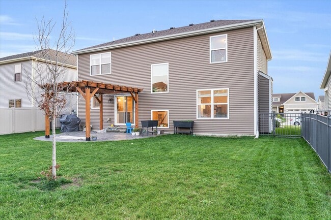 Building Photo - 2 story 4 bedroom 3.5 bath