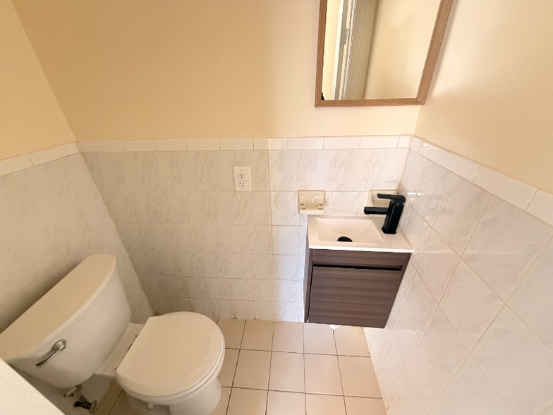 Building Photo - 1039 E 223rd St