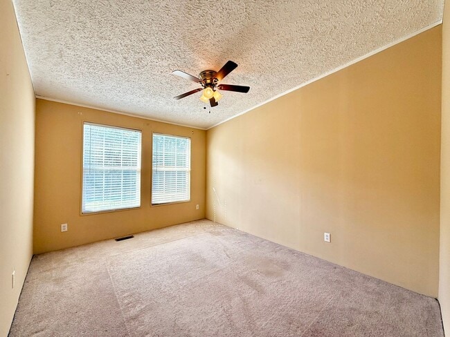 Building Photo - Lovely spacious home-3 bedroom-2 bathrooms-all appliances