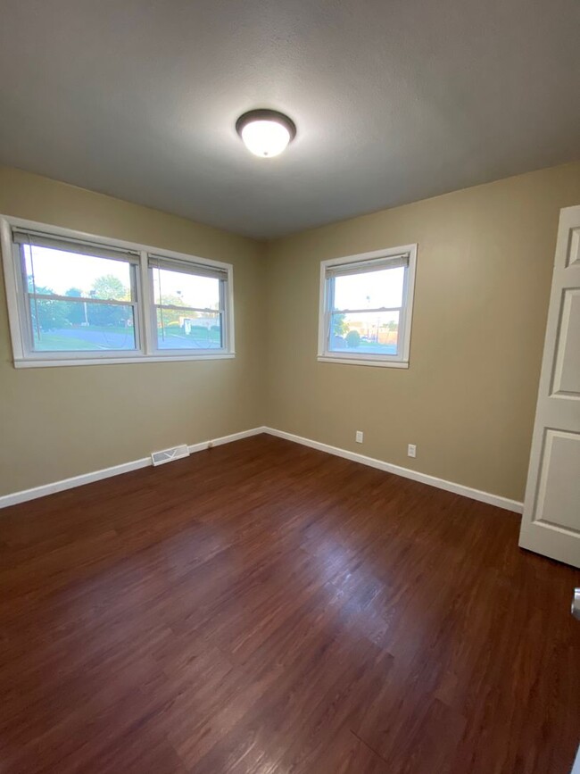 Building Photo - 1402/1404 Hillcrest Drive