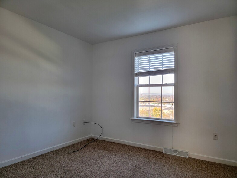 Building Photo - 749 Winding Ln