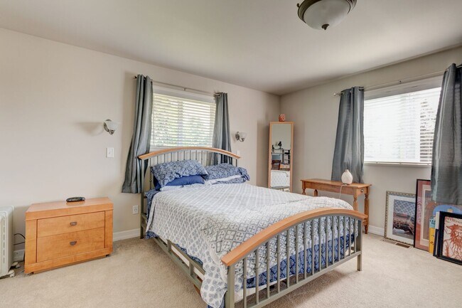 Building Photo - 3 Bed 2 Bath beautiful home on a corner lot in Admirals Cove