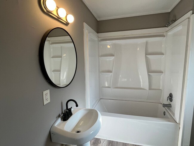 Building Photo - 3 Bed 1 Bath Home