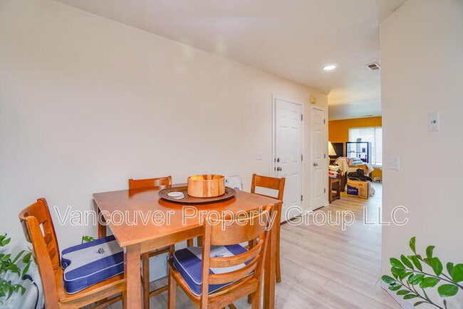 Building Photo - 6001 NE 33rd Cir