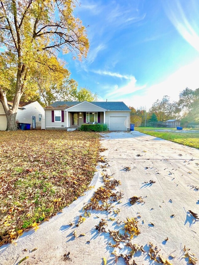 Building Photo - Brookside Bungalow Close to shopping, Riverside trails, & Gathering Place!