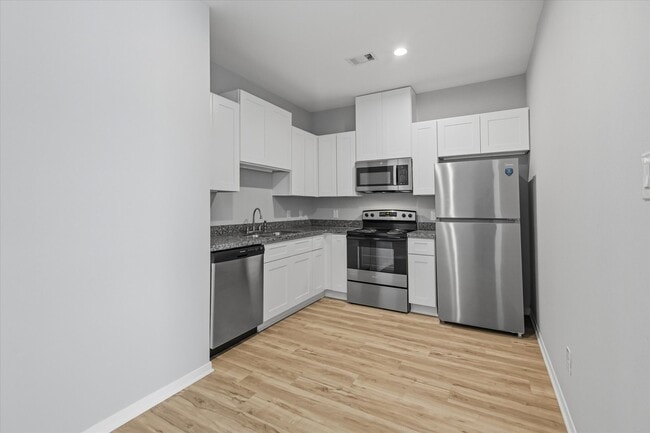 Building Photo - 205 N Bay