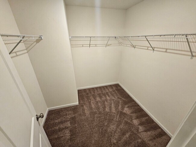 Building Photo - BeautifulTownhome in North Charlotte