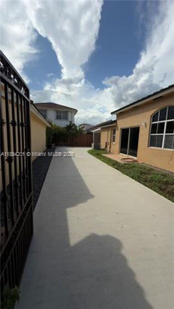 Building Photo - 1070 NW 129th Pl