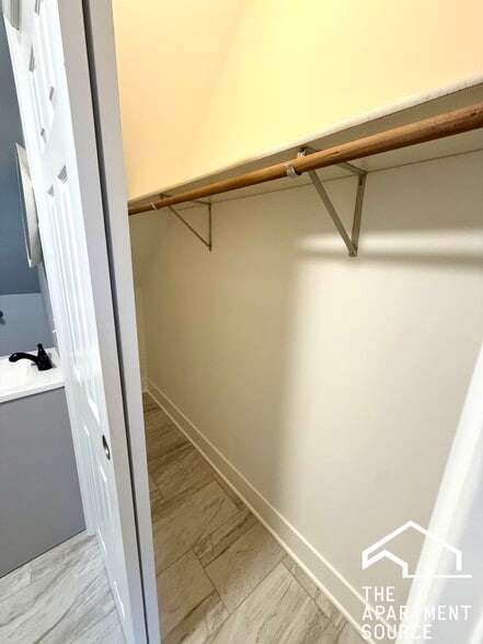 Building Photo - 942 N Elston Ave