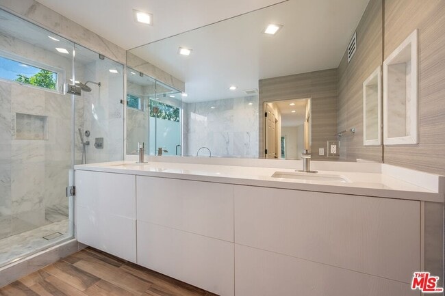 Building Photo - 1708 Clear View Dr