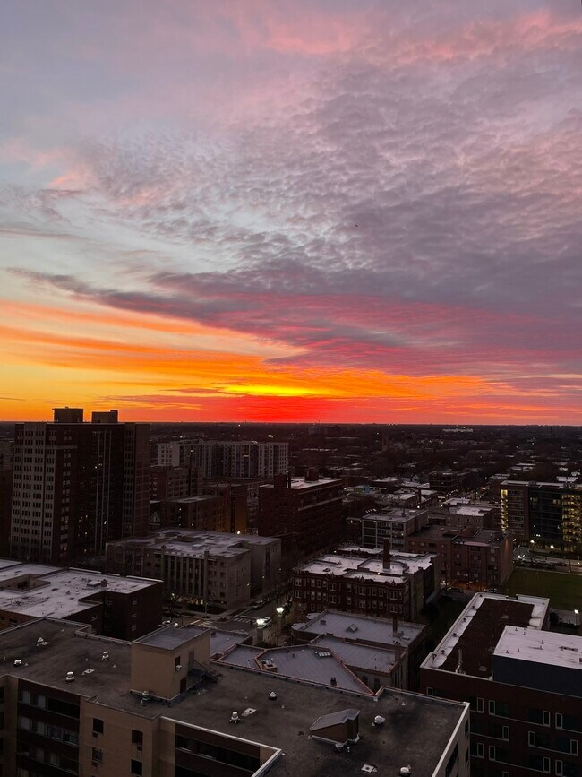 Building Photo - 6325 N Sheridan Rd