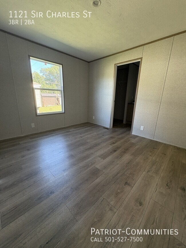 Building Photo - 1121 Sir Charles St