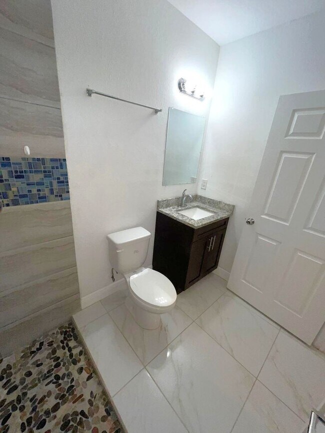 Building Photo - Great Location-Large 2/2/1 + DEN Duplex