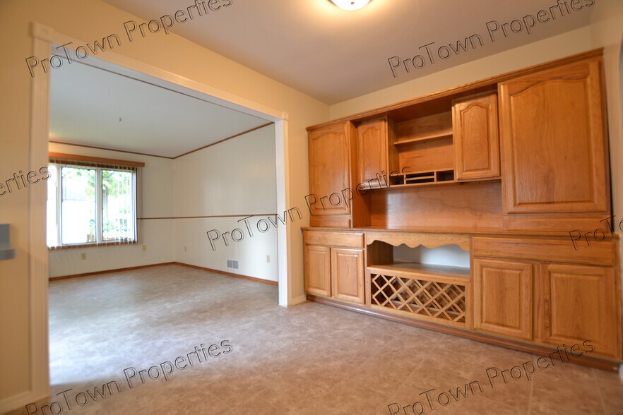 Building Photo - 719 Cowles Ave