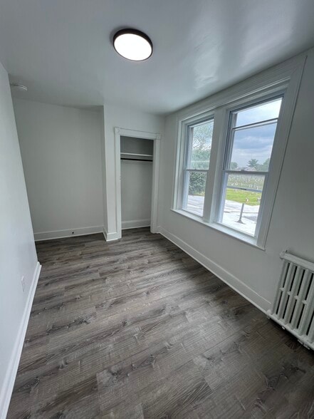 Building Photo - 305 E 20th St