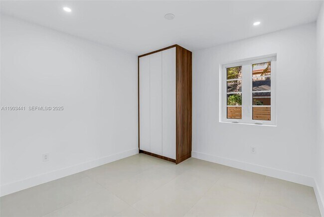 Building Photo - 524 NE 65th St