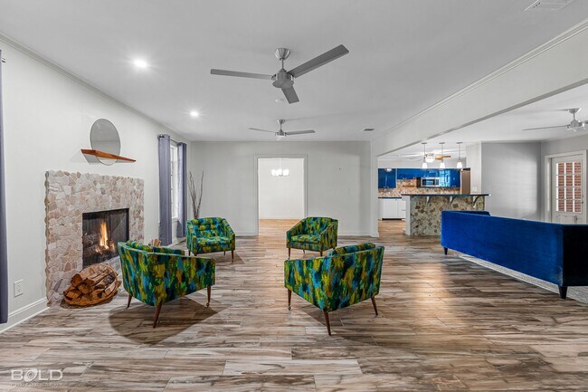 Building Photo - UPDATED MID-CENTURY MODERN HOME WITH SPECIAL CHARACTER