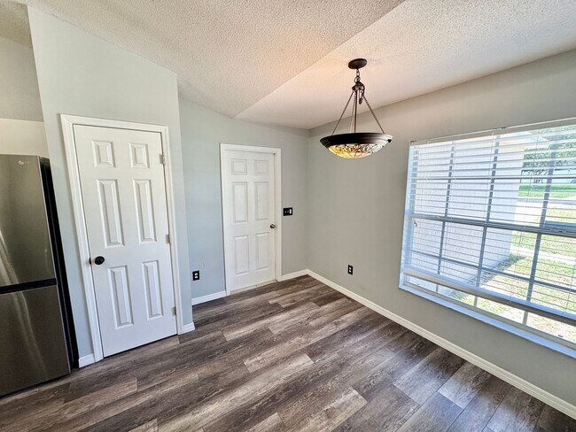 Building Photo - Spacious 3 Bedroom 2 Bath home, close to lake Minneola and Downtown Clermont