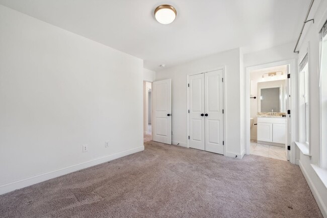 Building Photo - 3 Bed 2.5 Bath Modern Retreat-Available No...