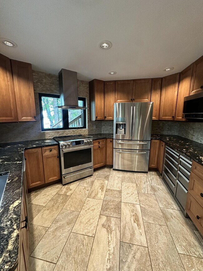 Building Photo - Beautiful Lake Front Property!