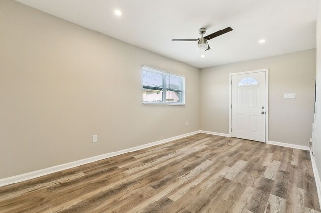 Building Photo - Section 8 Only | Renovated 2BR / 1.5BA | 1,020 Sq Ft Townhouse