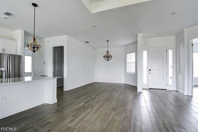 Building Photo - 7796 Lakes Edge Ln