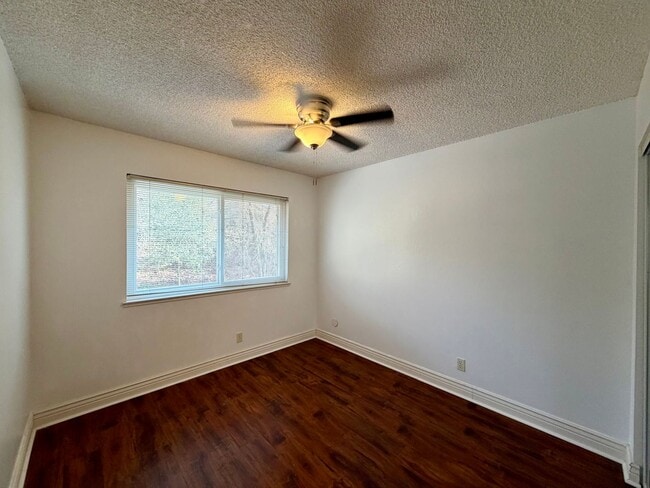 Building Photo - Sacramento Cutie won't last long!!!! 50% Off First Month's Rent - 2 Bedroom, 1 Bath Private Deck ...