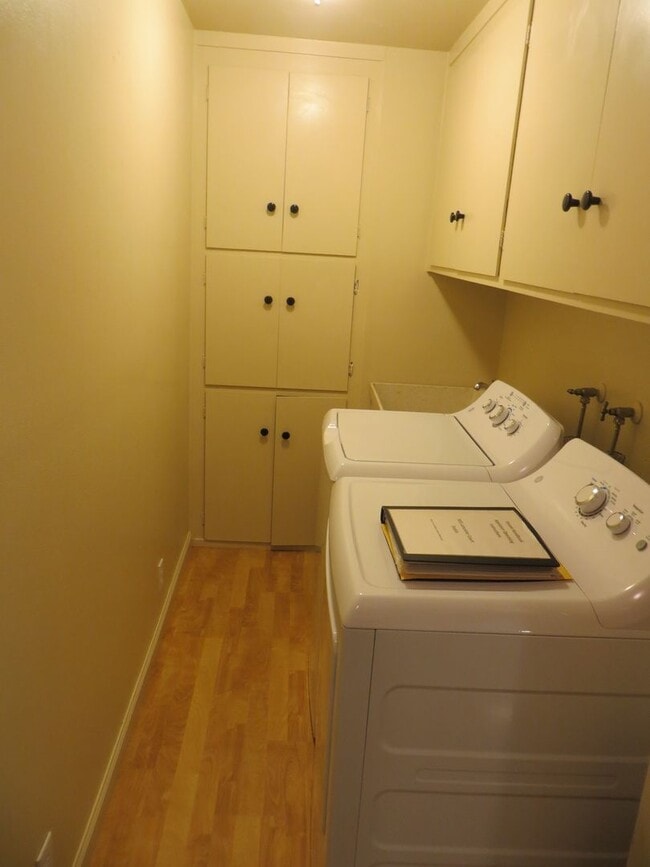 Building Photo - Fantastic Central Dublin Location!