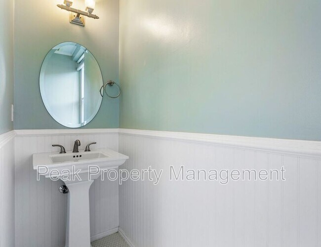 Building Photo - 212 E Clay St